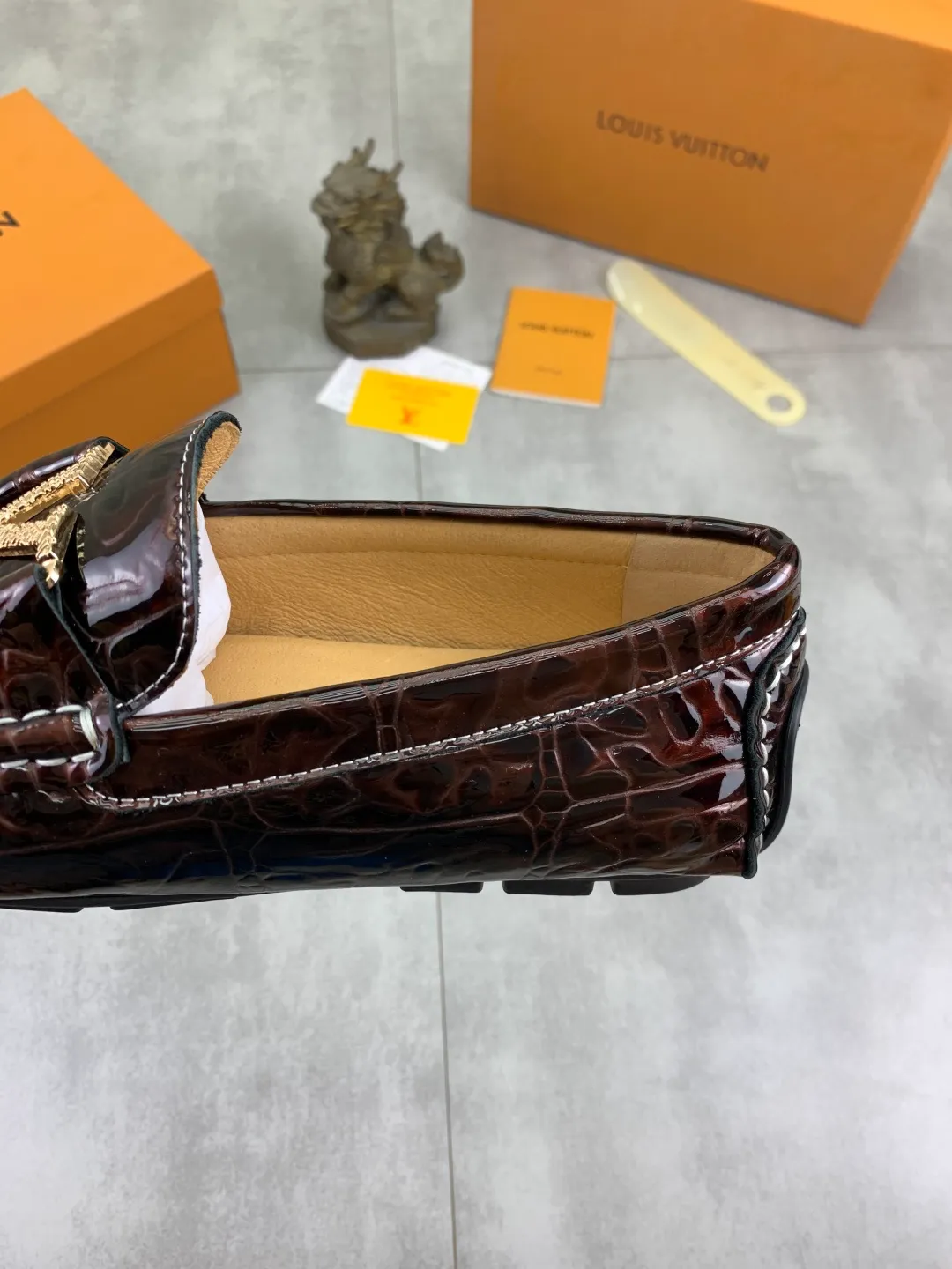 Men's men's shoes 💰P360💰【New style】🆘 🔥🆕【Louis Vuitton】LV Hong Kong high-quality beanie shoes. Loaf style for lazy people. This fabric is made of 🇮🇹 imported Italian first-layer cowhide➕full first-layer pigskin lining. The lining is more high-end. The original non-slip and wear-resistant rubber outsole is the only choice for driving. Size: 38-45. 4️⃣colors available.